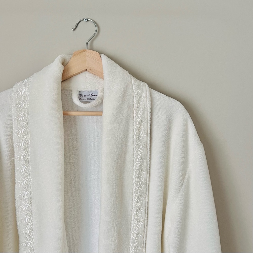 {Carpe Diem} Off White Lace Trim Robe - Picture 2 of 8